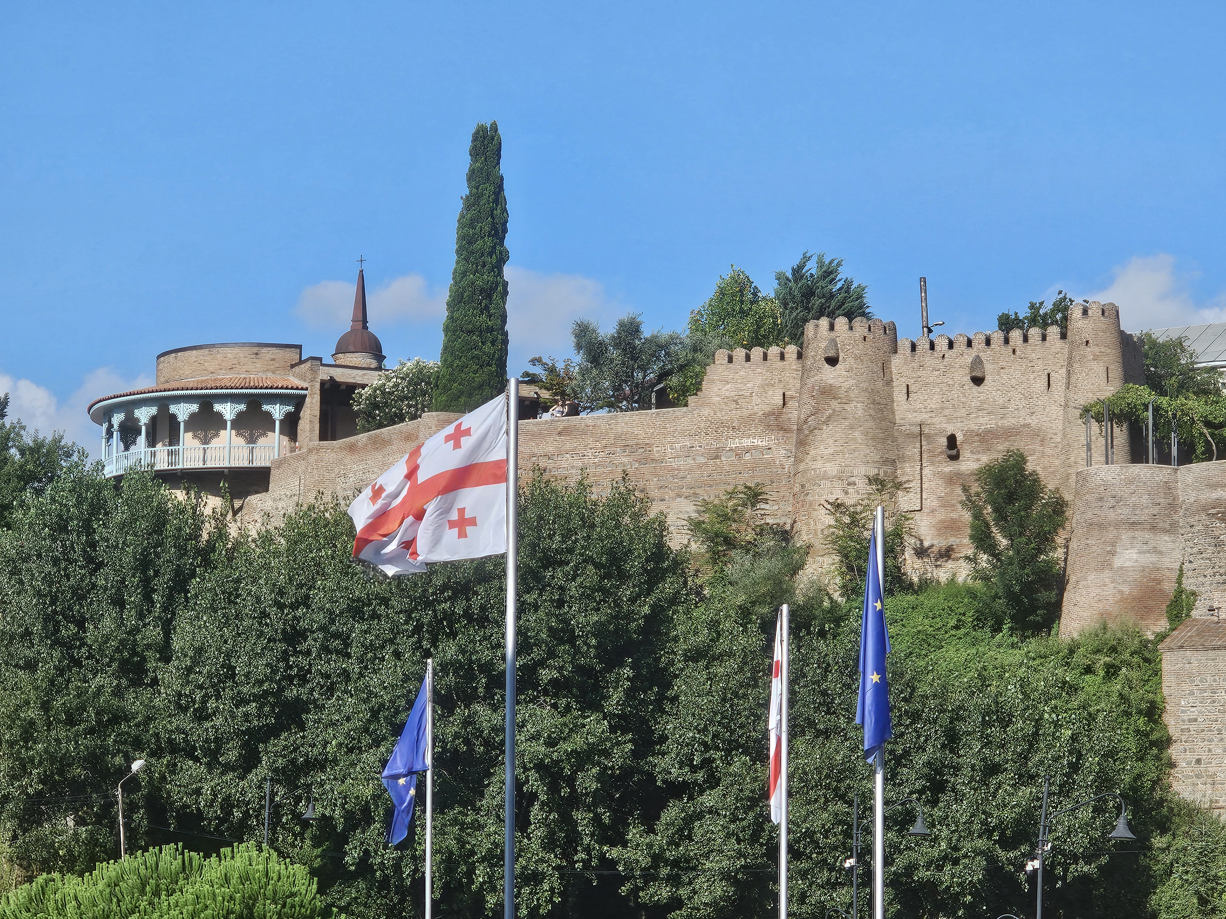 Набережная для прогулок с видами на Старый город